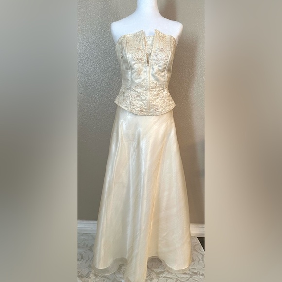 Lace up Corset Ivory Two Piece Gown Gala, Wedding, Quinceañera, Prom or Evening - Picture 1 of 12